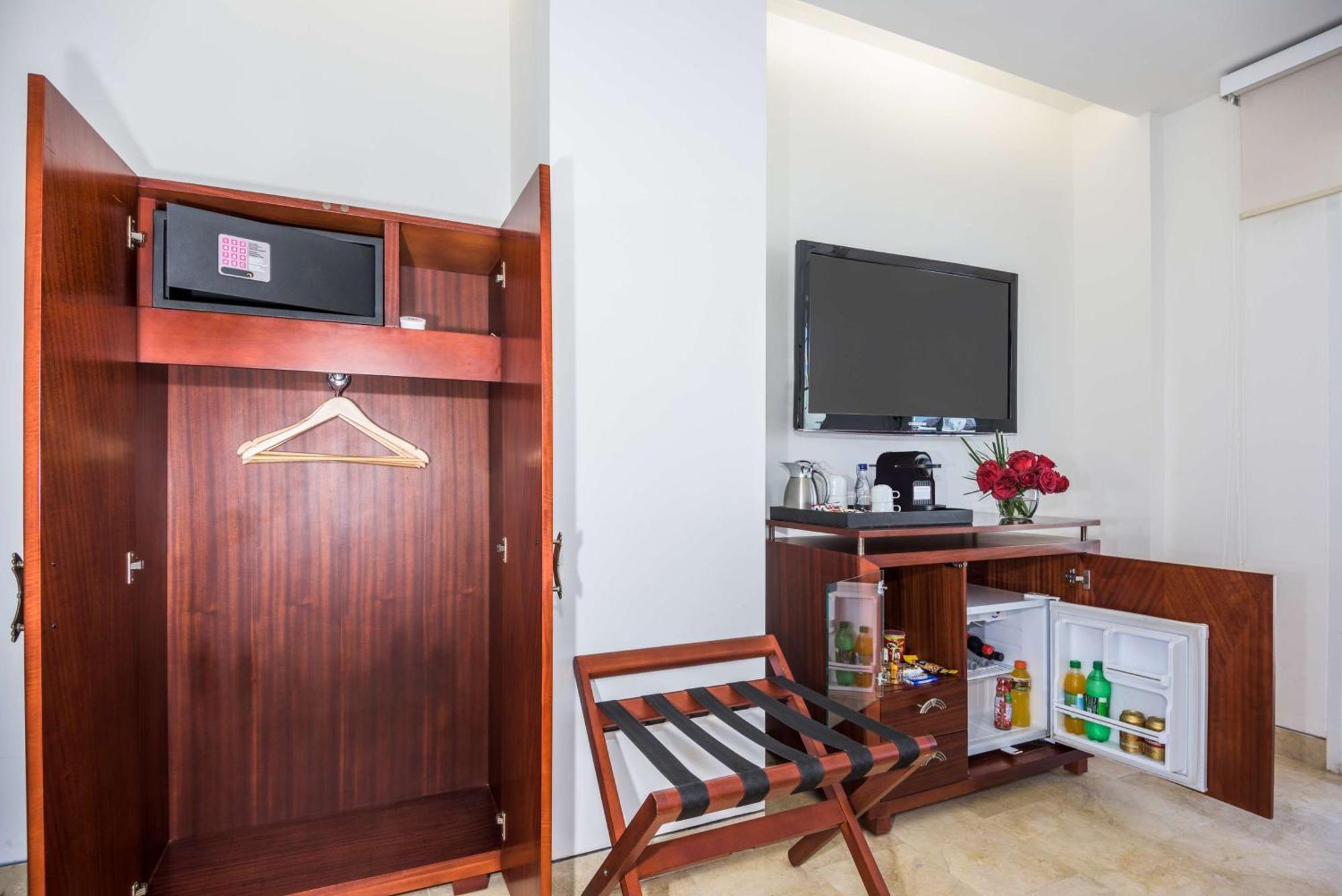 Nh Royal Urban Cartagena Hotell Exteriör bild
